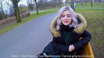 Schluckt das heiße Sperma eines Fremden für Geld - Blowjob im Park von Eva Elfie