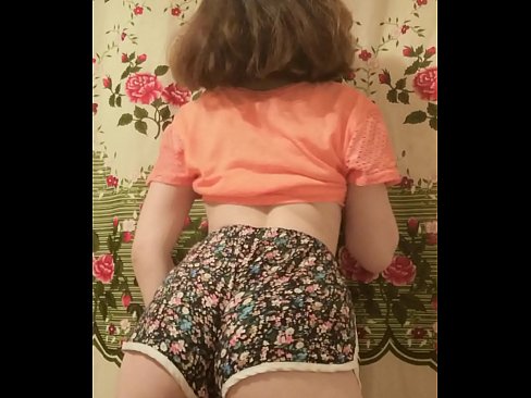 ❤️ Sexy junges Babe zieht ihre Shorts vor der Kamera aus ☑ Super sex bei uns ❌️