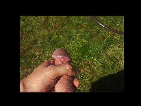 ❤️ Hot Hottie bekommt ihre rosa Pussy gefickt und spritzt in einem Sommergarten ab ☑ Super sex bei uns ❌️