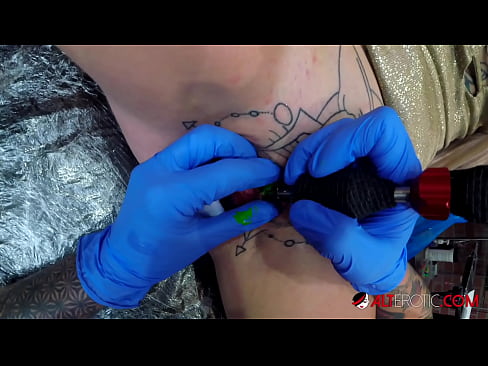 ❤️ Extrem tätowierte Hottie Sully Savage hat ein Tattoo auf ihrer Klitoris ☑ Super sex bei uns ❌️
