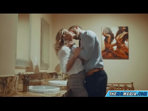 ❤️ Wenn eine vollbusige Blondine dich in einer öffentlichen Toilette verführt ☑ Super sex bei uns ❌️